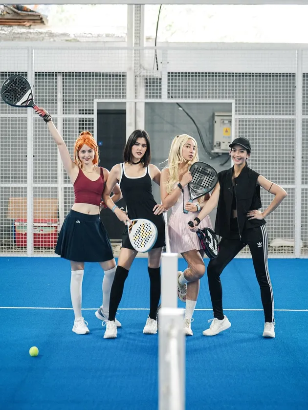 Ririn Dwi Ariyanti dan sahabat di lapangan padel