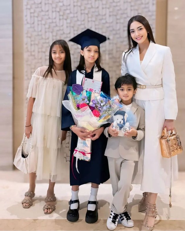 Potret Ririn Dwi Aryanti at the Graduation of Her Eldest and Youngest Child, Mama Looks Beautifully Focused