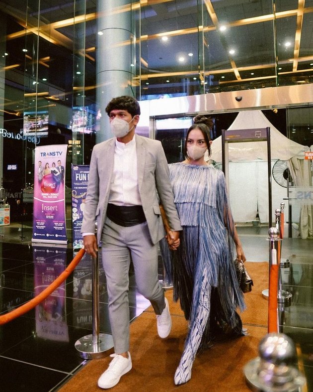 Portrait of Ririn Ekawati and Ibnu Jamil Looking Harmonious at Insert Fashion Award 2021, Becoming the Most Stylish Newlyweds