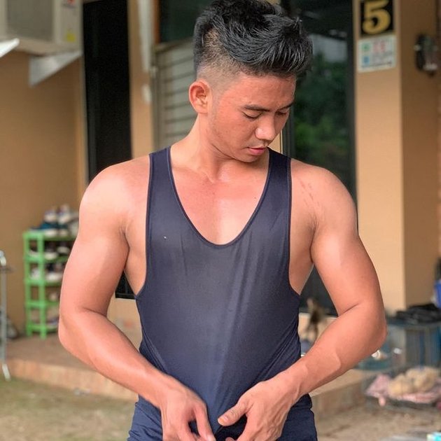 Portrait of Rizki DA Showing More Muscular Body, But Called Naked by Netizens