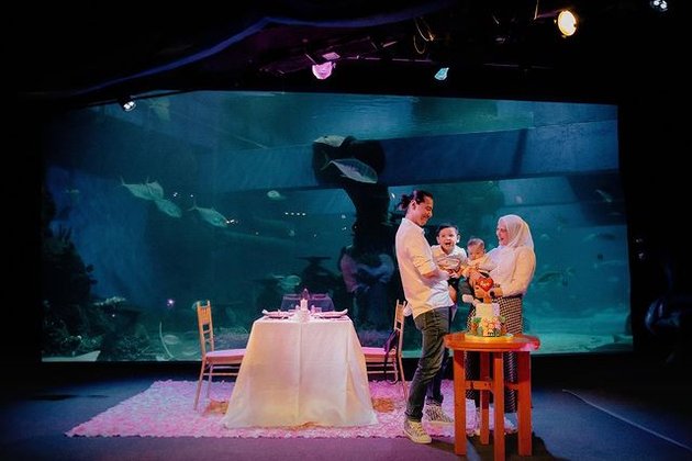 Portrait of Roger Danuarta and Cut Meyriska Celebrating Three Years of Marriage, Sweet Dinner at the Aquarium!