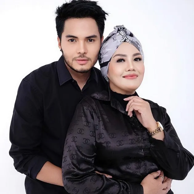 Elly Sugigi Suami Aher Muda 15 Tahun Romantis Mesra