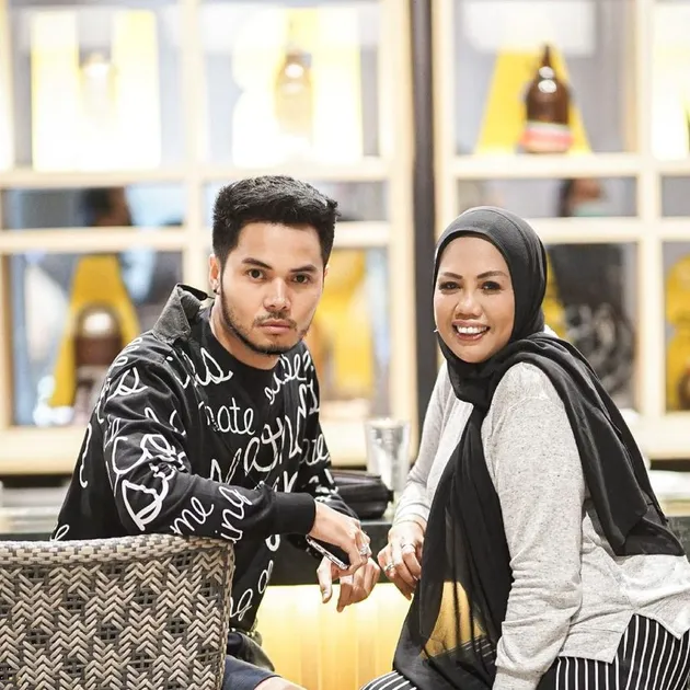 Elly Sugigi Suami Aher Muda 15 Tahun Romantis Mesra