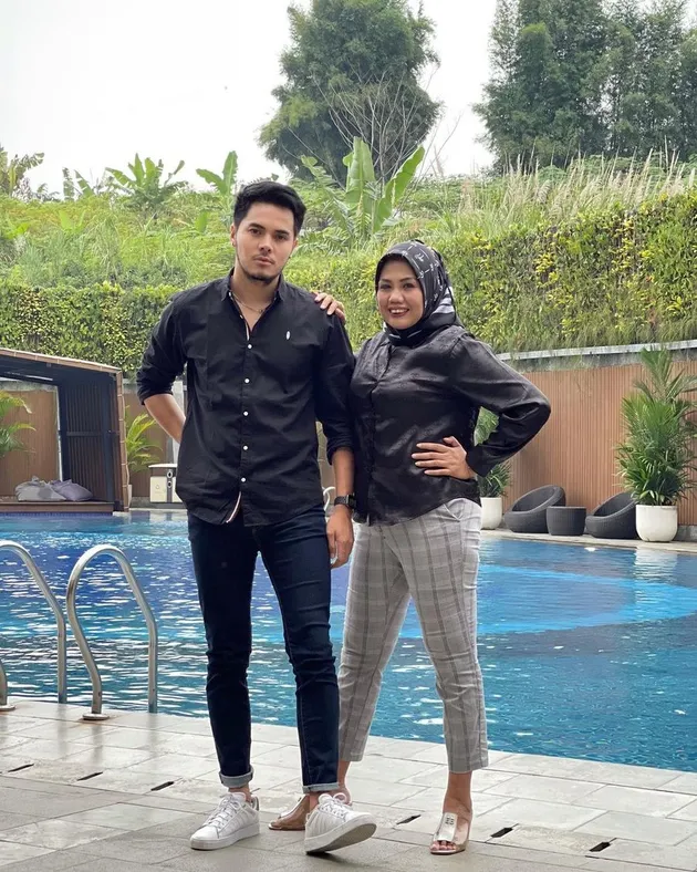 Elly Sugigi Suami Aher Muda 15 Tahun Romantis Mesra