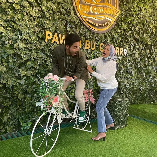 Elly Sugigi Suami Aher Muda 15 Tahun Romantis Mesra