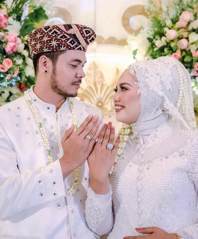 Elly Sugigi Suami Aher Muda 15 Tahun Romantis Mesra