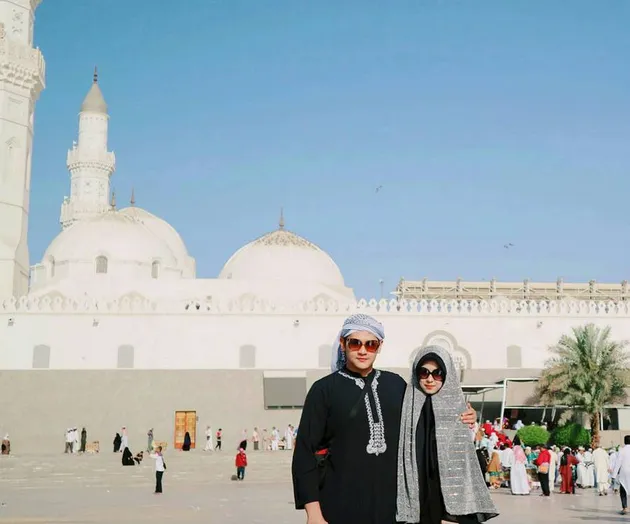 Kemesraan Shindy Putri dan Suami