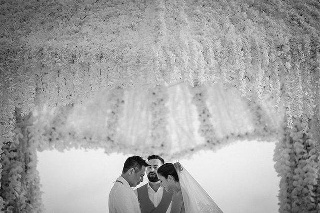Romantic Portraits of Julie Estelle and David Tjiptobiantoro's First Dance at Their Wedding, Full of Laughter and Happiness