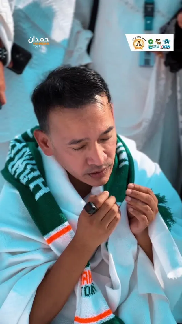 Ruben onsu berdoa khusyu di mekkah