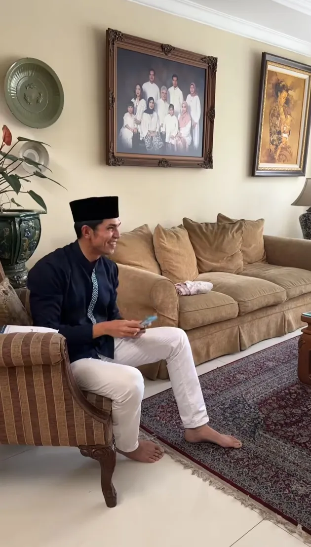 ruang keluarga Rumah Adrian Maulana 