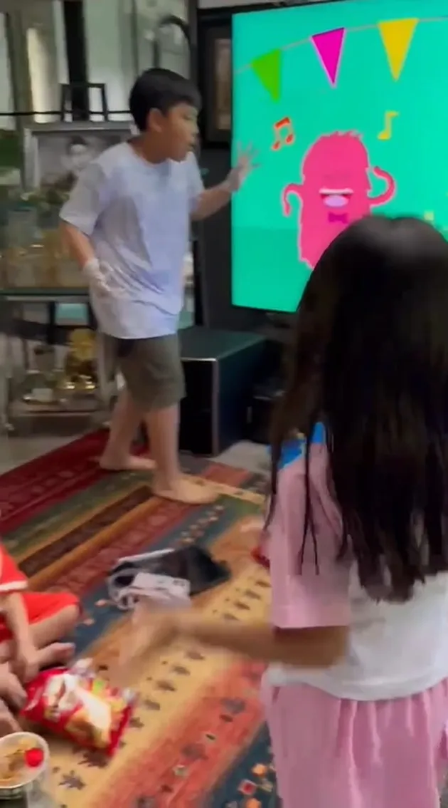 Ruang Tengah Luas dengan TV Layar Besar