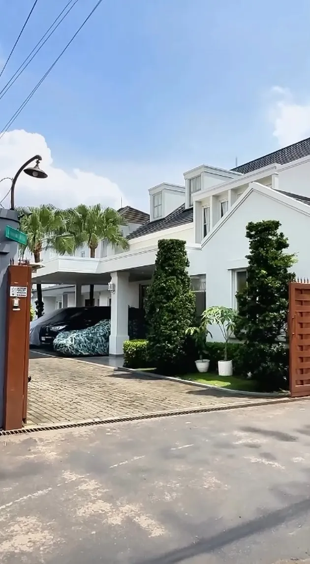 Tampak depan rumah Annisa Trihapsari