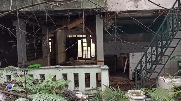 Portrait of an Abandoned Luxury House Allegedly Belonging to Maissy, Left Untouched for 8 Years and About to be Demolished - Gives Chills