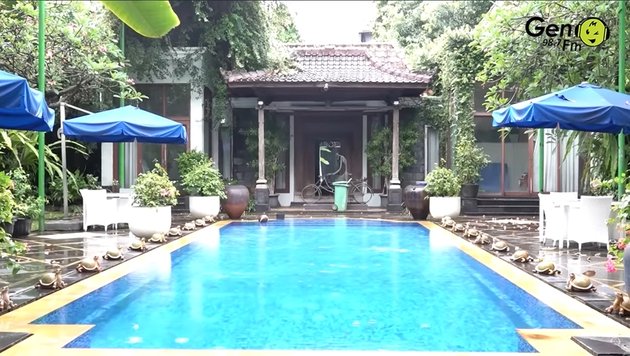 The Spacious and Luxurious House of Nia Ramadhani, Got Lost Inside