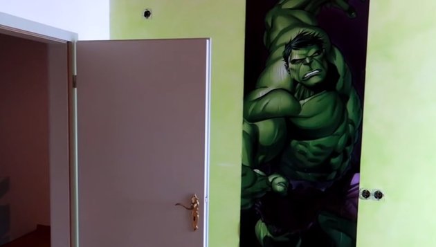 Di salah satu dinding ruangan tampak ada poster besar Hulk. Di tempok lain juga ada poster Spider-Man. Sepertinya mereka penggemar Avengers.