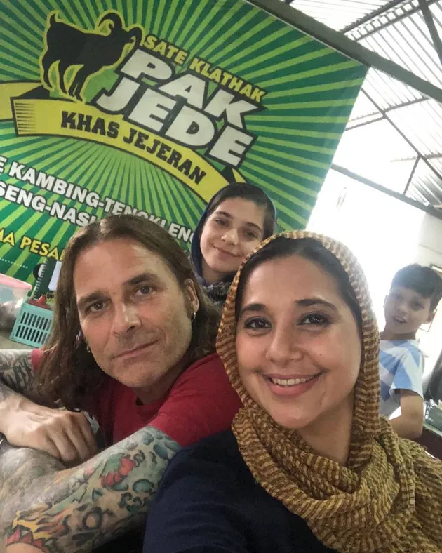 Ayu Azhari dan Mike Tramp