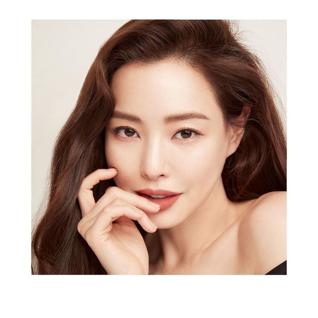 Portrait of Miss Universe 2007 Runner-up and Actress, Honey Lee's Timeless Beauty