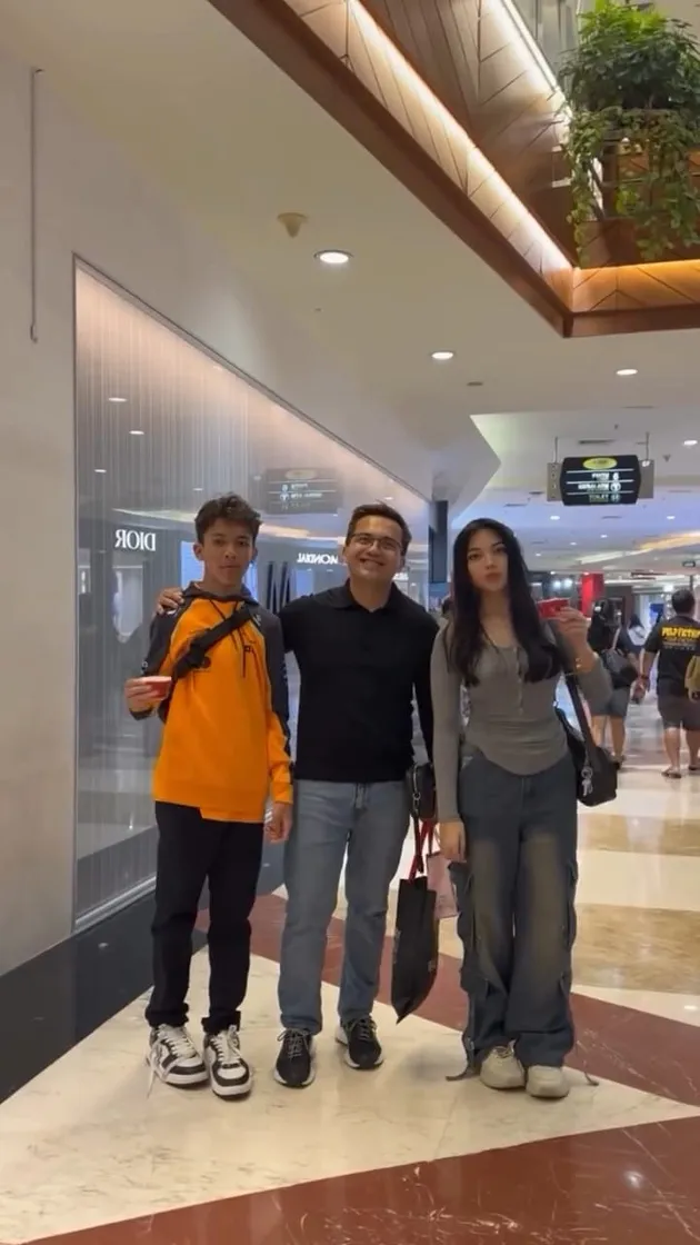 Potret Sahrul Gunawan Jalan Bareng Anak Gadisnya