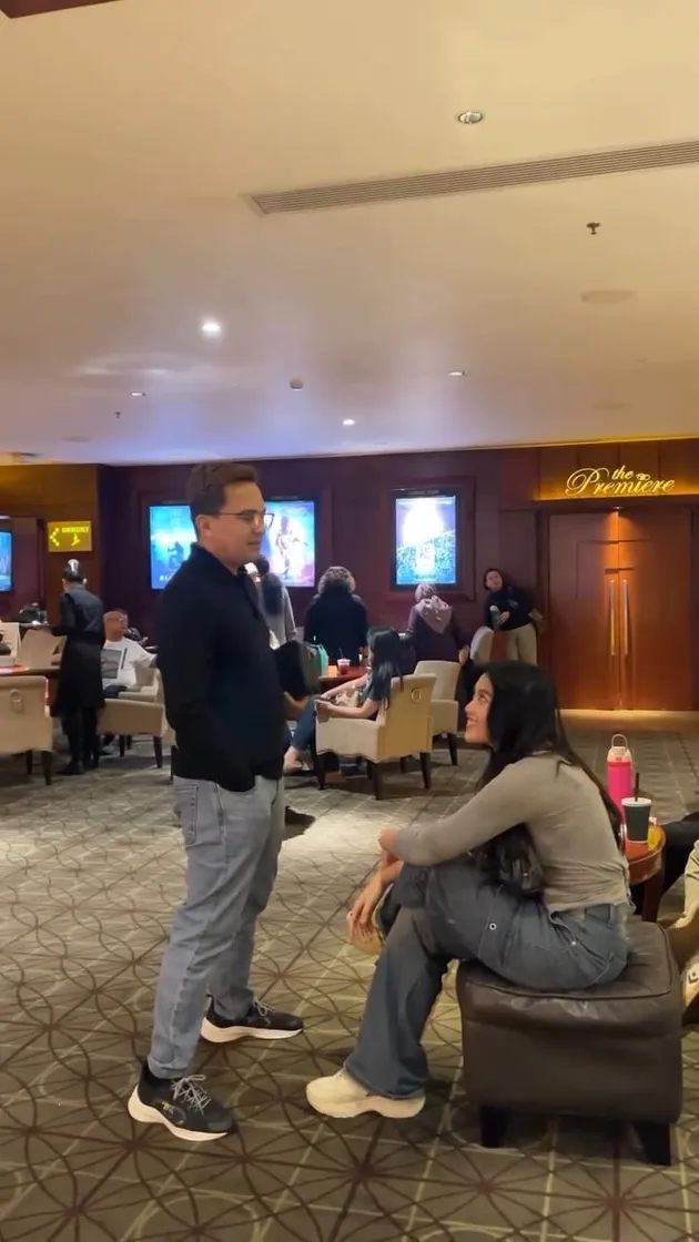 Potret Sahrul Gunawan Jalan Bareng Anak Gadisnya