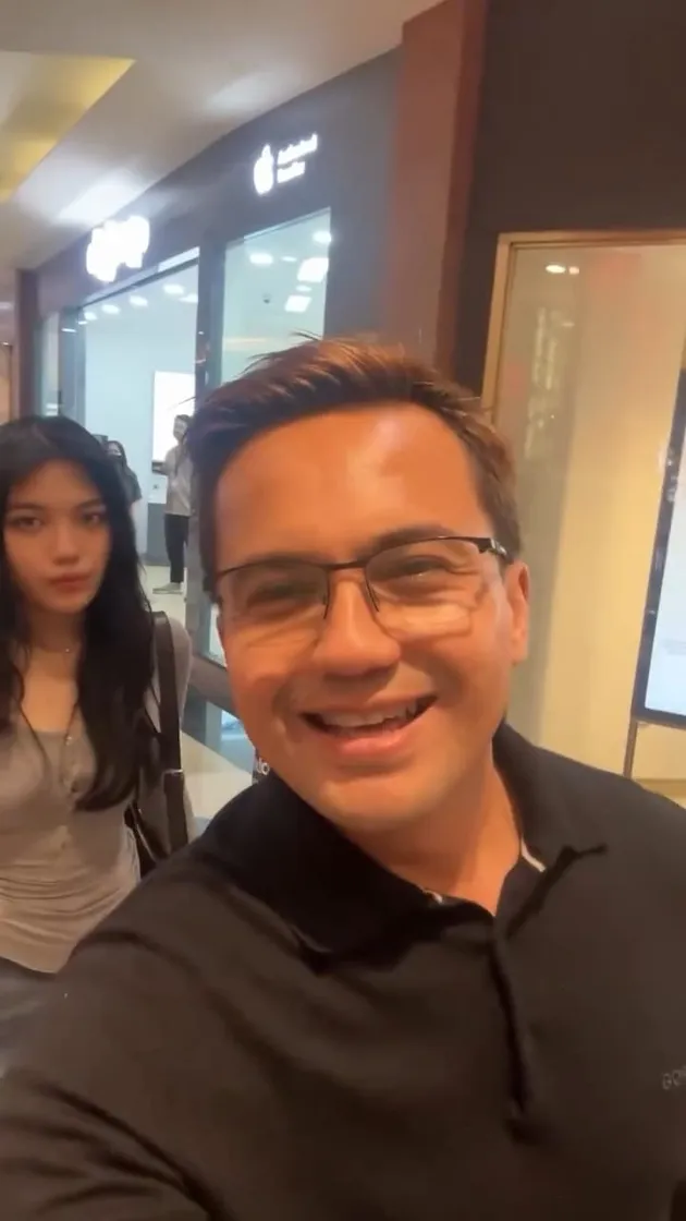 Potret Sahrul Gunawan Jalan Bareng Anak Gadisnya