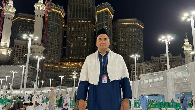 Portrait of Saipul Jamil Departing for Hajj, Happy Smile in Saudi Arabia