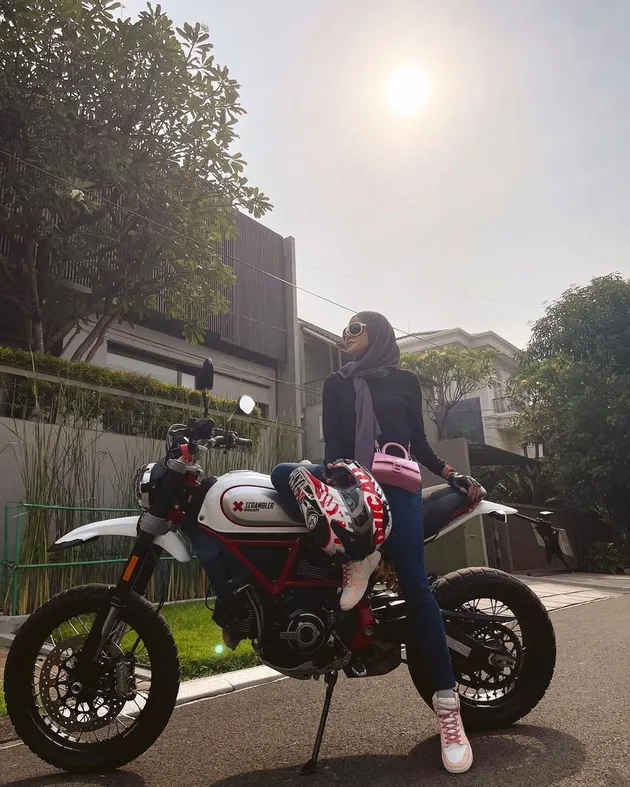 Potret Olla Ramlan dengan Motor Gedenya