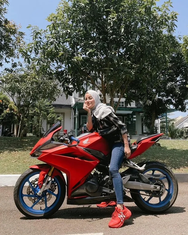 Potret Olla Ramlan dengan Motor Gedenya