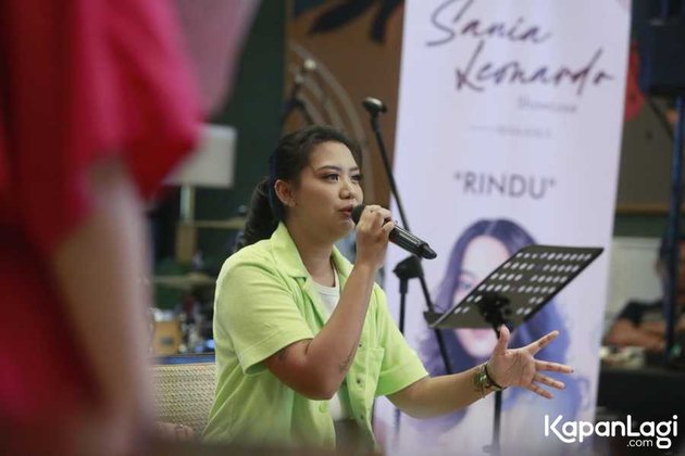 Portrait of Sania Leonardo Introducing First Single 'Rindu', Realizing the Dream of the Late Father