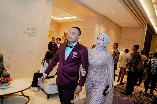 Portrait of Santyka Fauziah at Rizky Febian and Mahalini's Reception, Already Wearing the Sule Family Uniform - Ready to be Sule's Wife?
