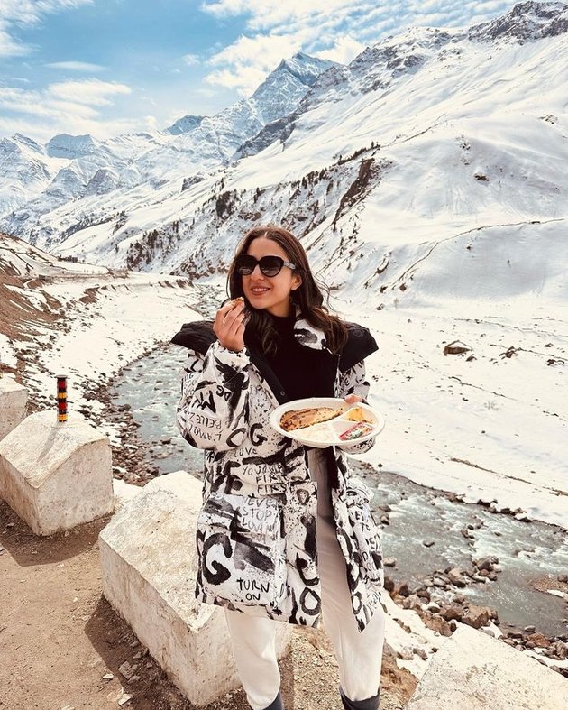 Sara Ali Khan kini tengah liburan di kawasan pegunungan Himalaya yang sebagian di antaranya masuk kawasan India. Ia pergi ke sana dengan bergaya.