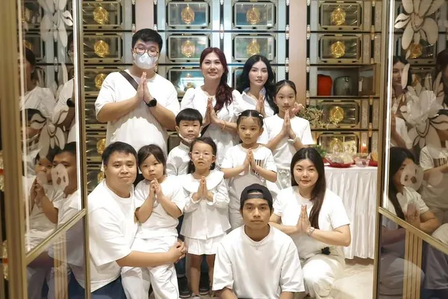 Sarwendah dan Keluarga Gelar Peringatan 100 Hari Sang Ayah