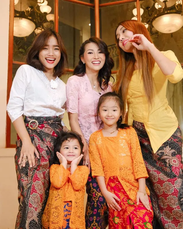 Sarwendah Fuji Lucinta Hari Kartini Kebaya