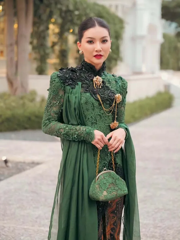 Sarwendah kenakan kebaya hijau