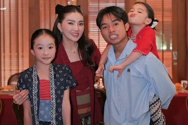 Sarwendah dan anak kompak pakai batik
