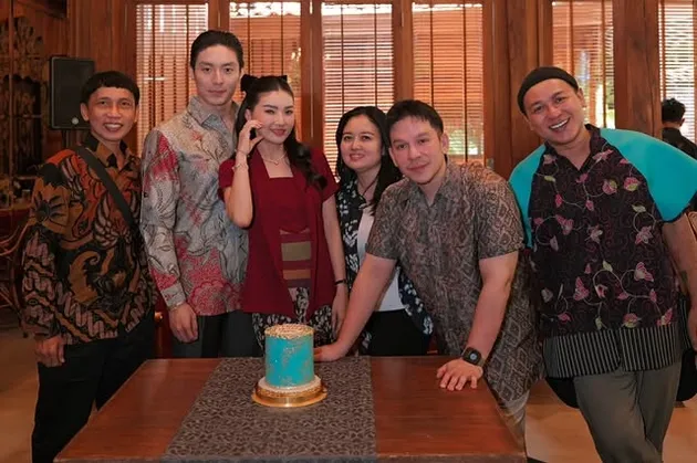 Sarwendah dan keluarga