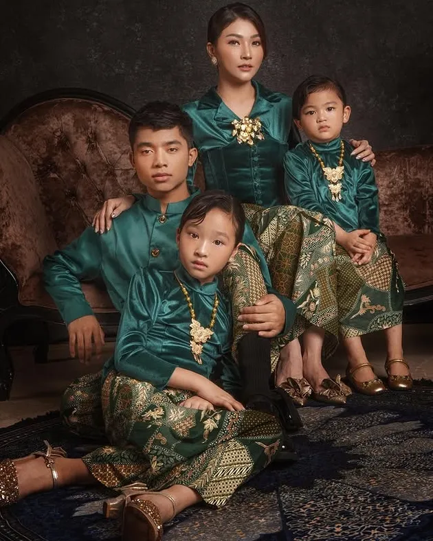 Sarwendah pemotretan pakai batik
