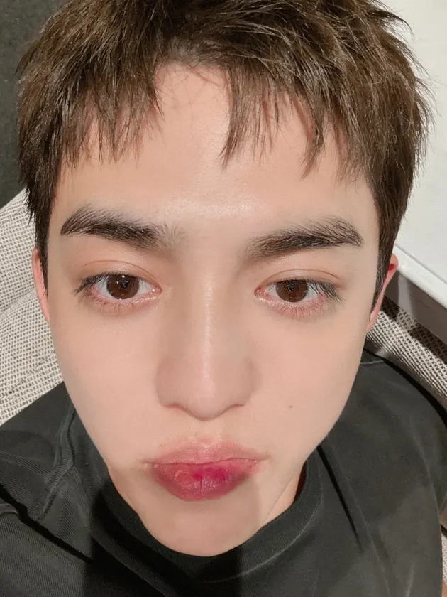 S.Coups SEVENTEEN pose manyun saat selfie