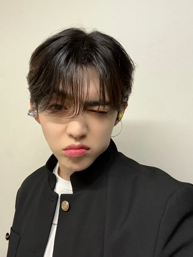 S.Coups SEVENTEEN pose manyun pakai baju gakuran
