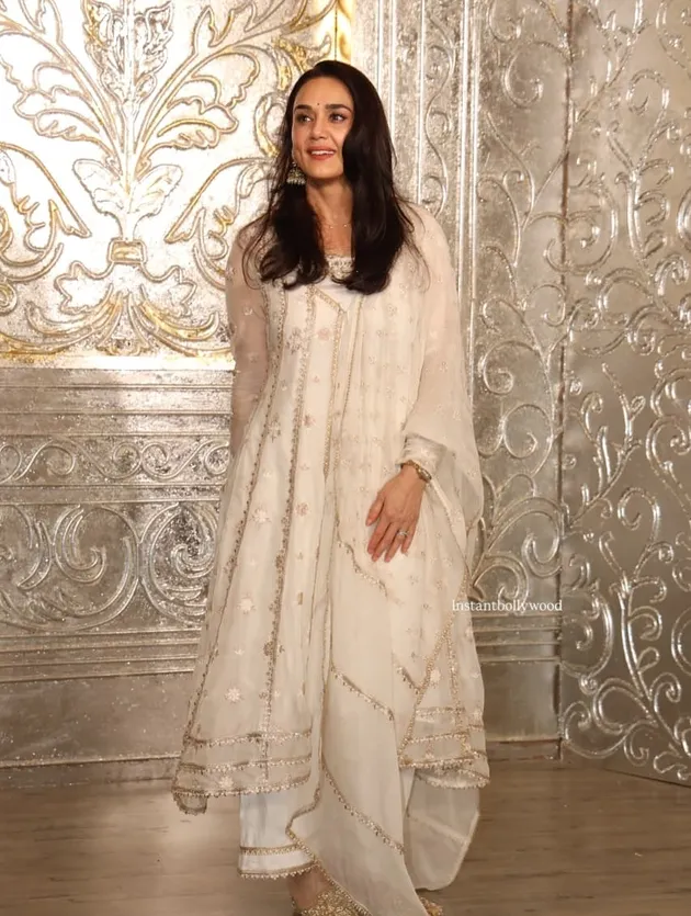 Preity Zinta di pesta Diwali Manish Malhotra