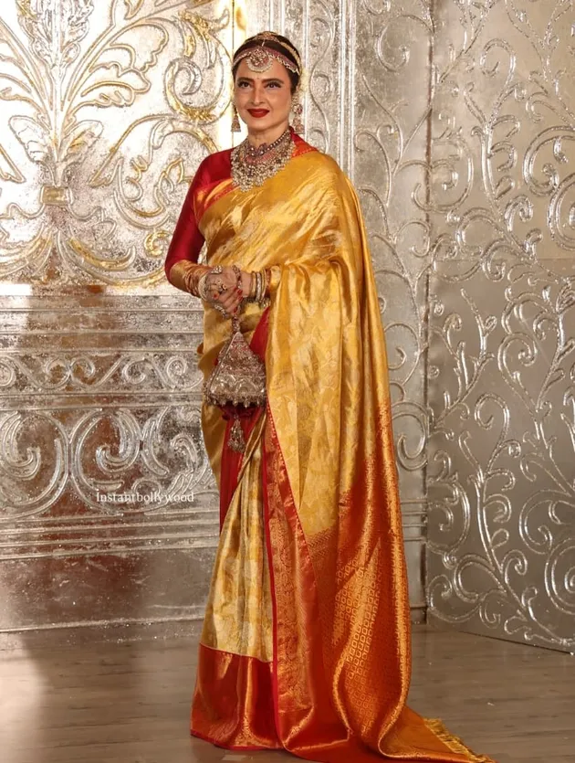 Rekha tampil cantik dengan sari tradisional warna merah emas