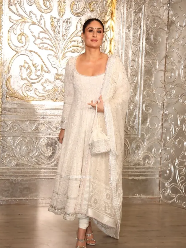 Kareena Kapoor pakai kurta pajamas putih