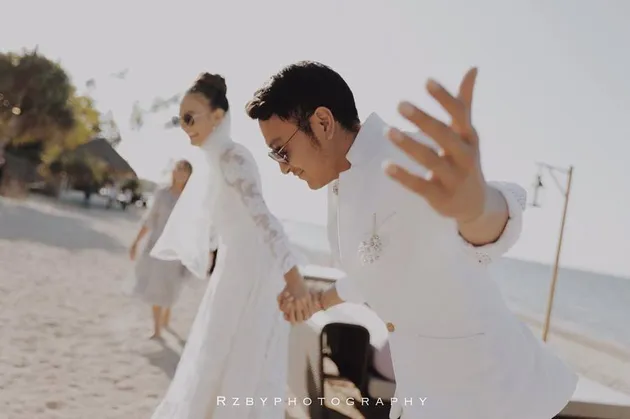 Nadine dan Dimas Anggara menikah