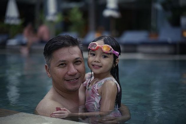 Exciting Portraits of Gading Marten and Gempita's Vacation, Fun Swimming at a Luxury Resort in Bali