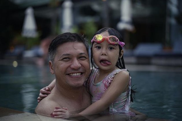 Exciting Portraits of Gading Marten and Gempita's Vacation, Fun Swimming at a Luxury Resort in Bali