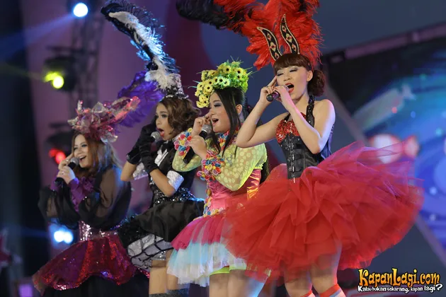 Kemudian ada JKT48 yang tampil membawakan lagu Party dan The Changcuters dengan lagunya, Akhirnya Indah.