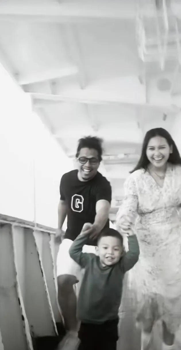Arie Kriting dan Indah Permatasari Naik Kapal Pelni