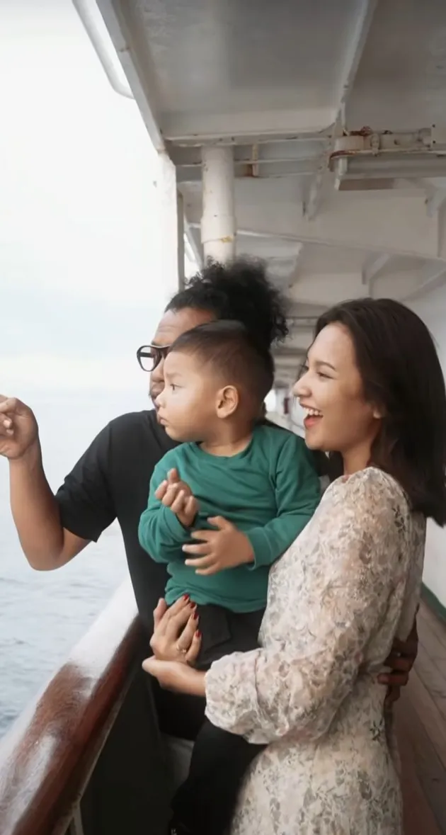 Arie Kriting dan Indah Permatasari Naik Kapal Pelni