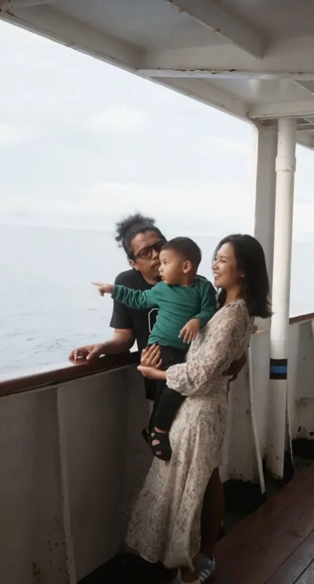 Arie Kriting dan Indah Permatasari Naik Kapal Pelni