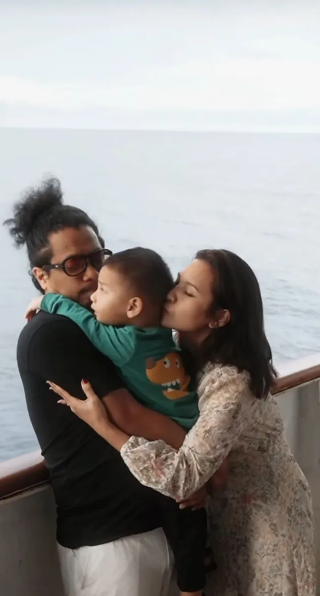 Arie Kriting dan Indah Permatasari Naik Kapal Pelni
