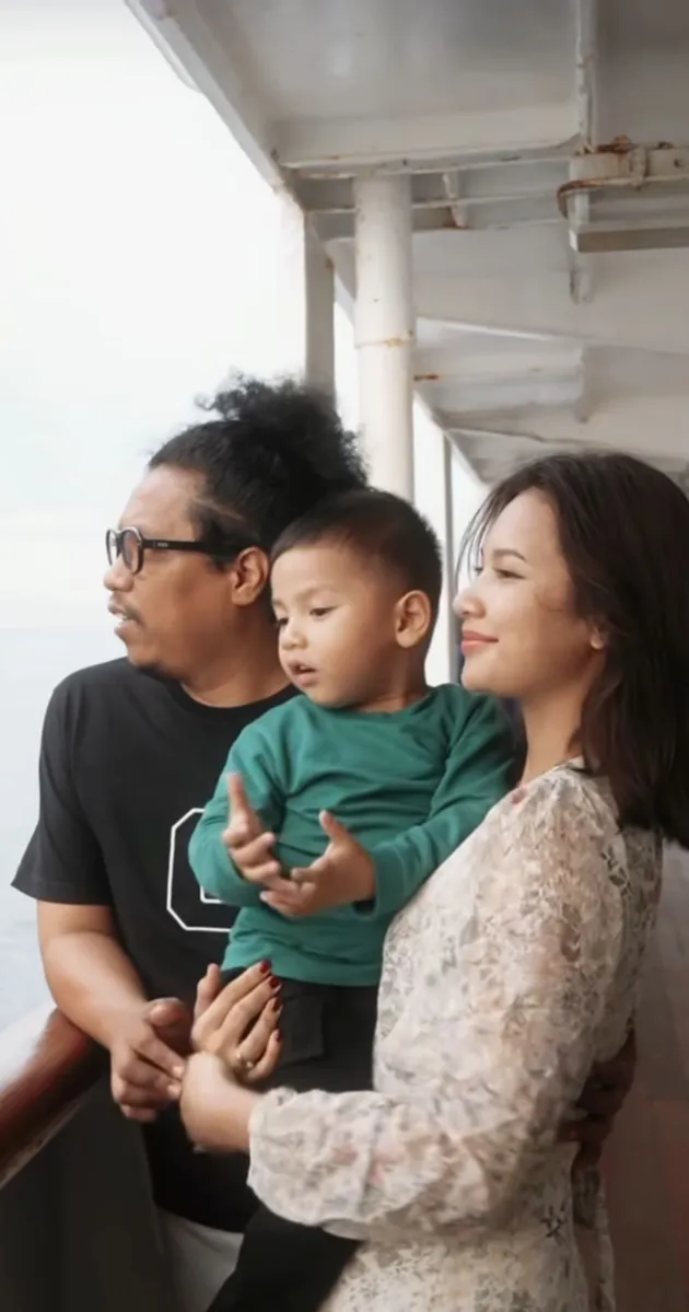 Arie Kriting dan Indah Permatasari Naik Kapal Pelni